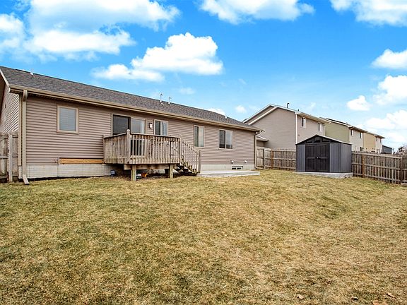 3rd image of 521 Prairie Ridge Dr