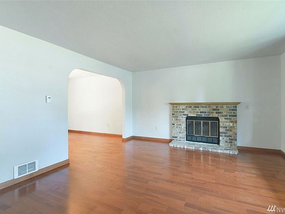 Living room with dining room access