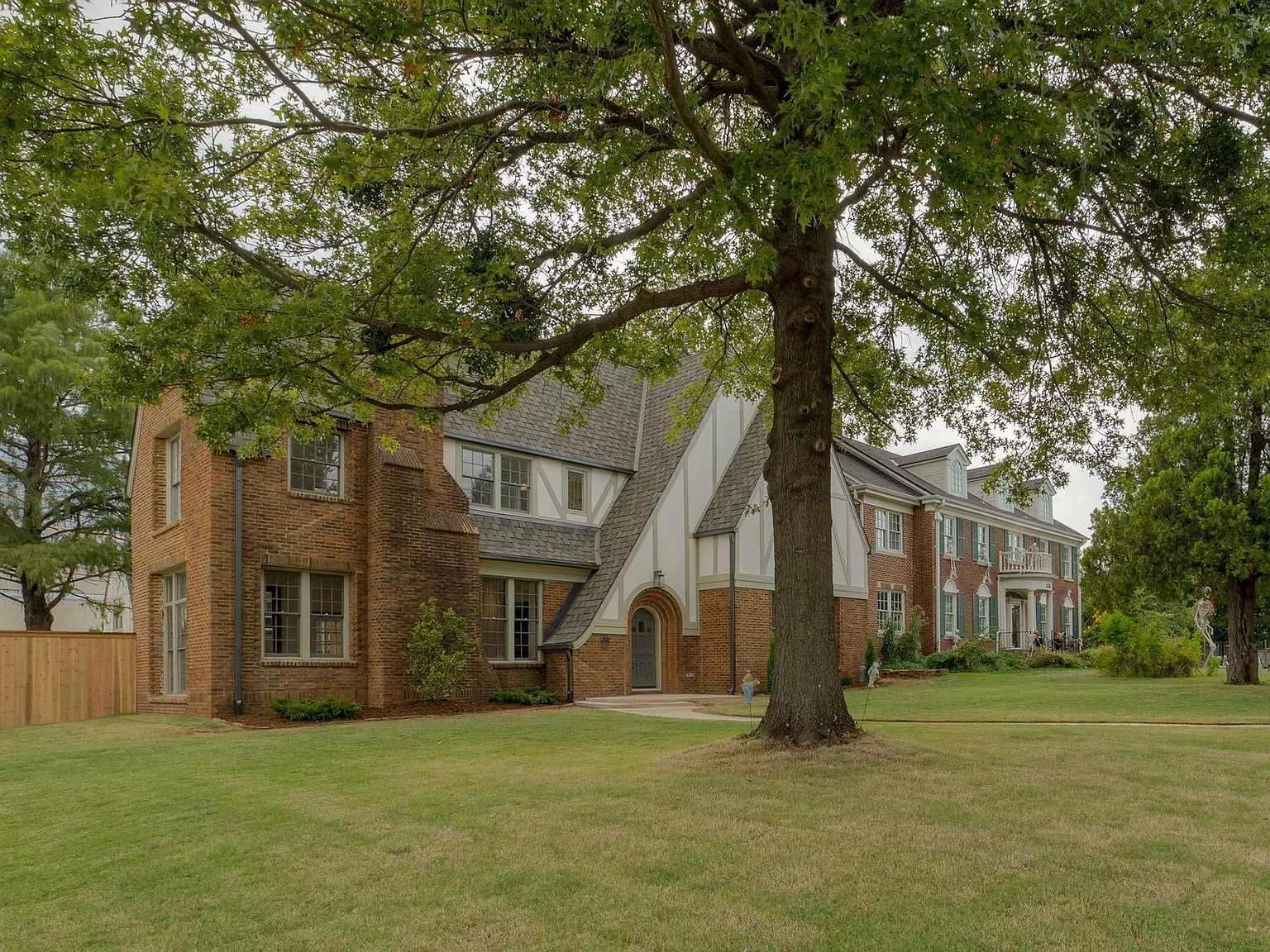 4 bed, 4.5 bath, 4883 sqft, $6,950 — Photo 2