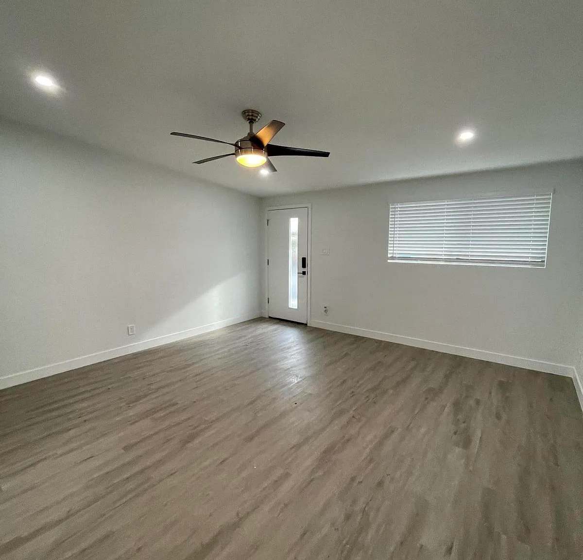 1605 E Montebello Ave — Photo 4