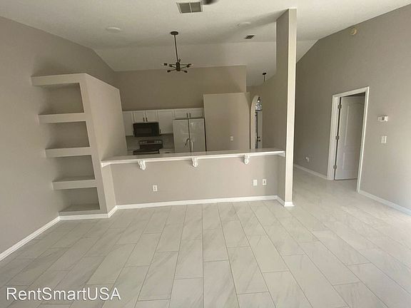 5th image of 621 Villa Ct