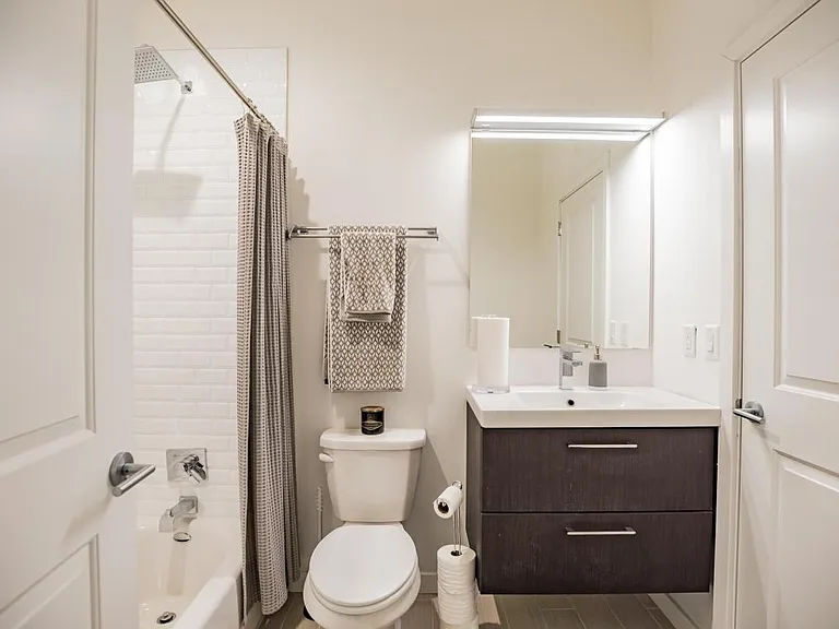 410 Shurs — Photo 3