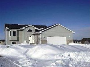 5800 S Wallace Cir, Sioux Falls, SD 57106