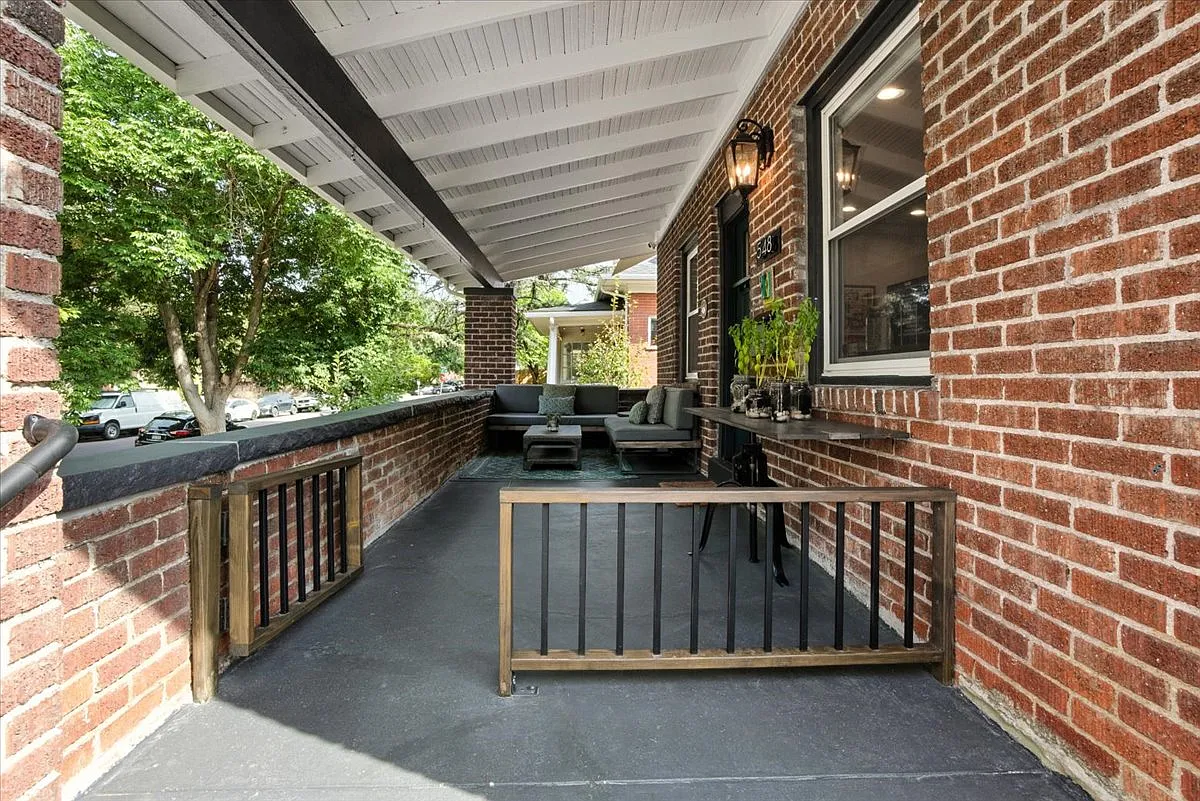 2 bed, 1100 sqft, $2,600 — Photo 2