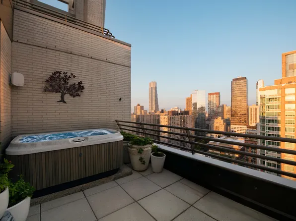 100 Riverside Boulevard image 16 of 37