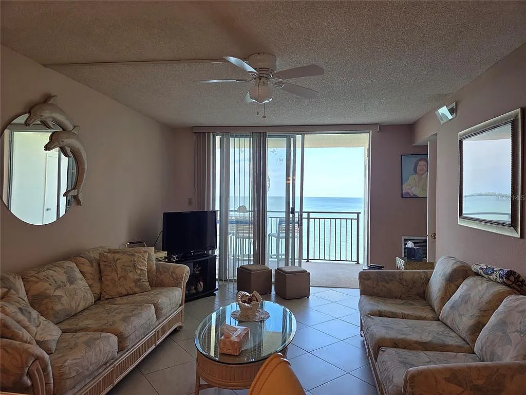 2 bed, 2.0 bath, 975 sqft, $2,350 — Photo 2