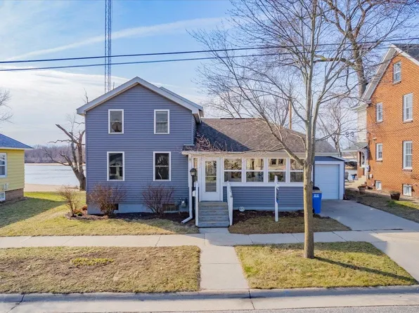 722 W Edgewater St, Portage, WI 53901