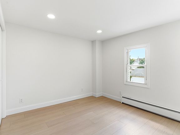5th image of 475 Burnside St