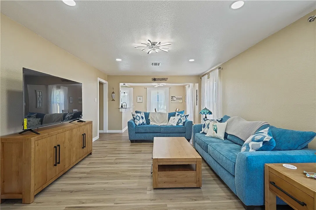 3 bed, 2.0 bath, 1292 sqft, $1,750 — Photo 4