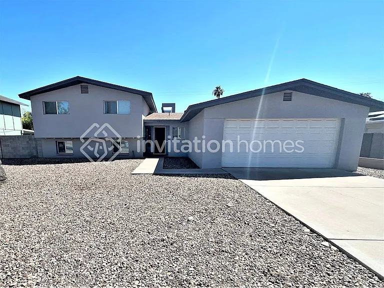 943 E Manhatton Dr — Photo 1