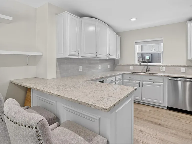 4315 Cabell Dr — Photo 4