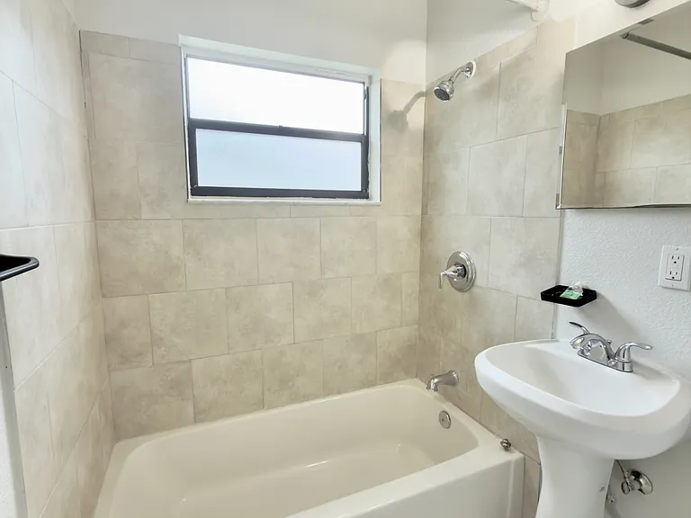 927 E Walnut St — Photo 11