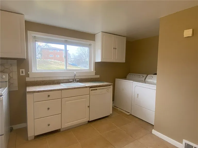 1025 Logan Rd — Photo 6