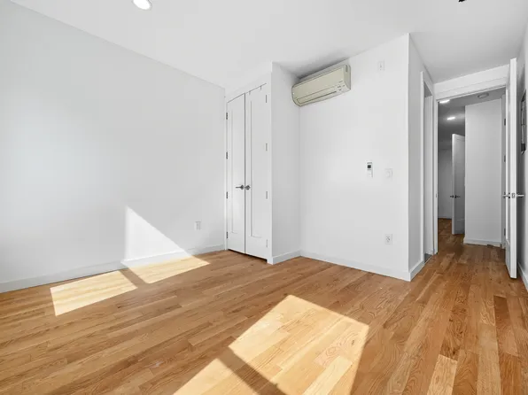 827 Putnam Avenue image 7 of 12