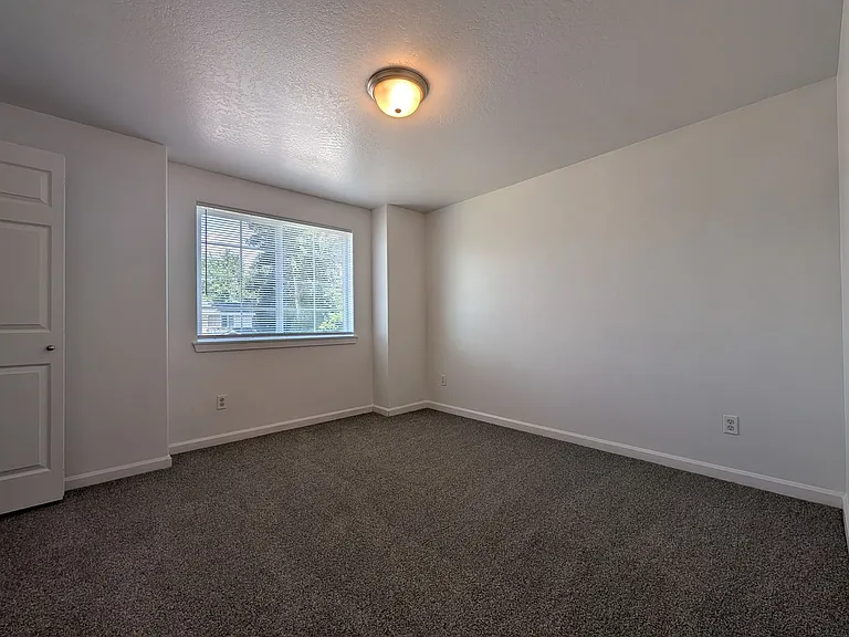 484 Helen St — Photo 22