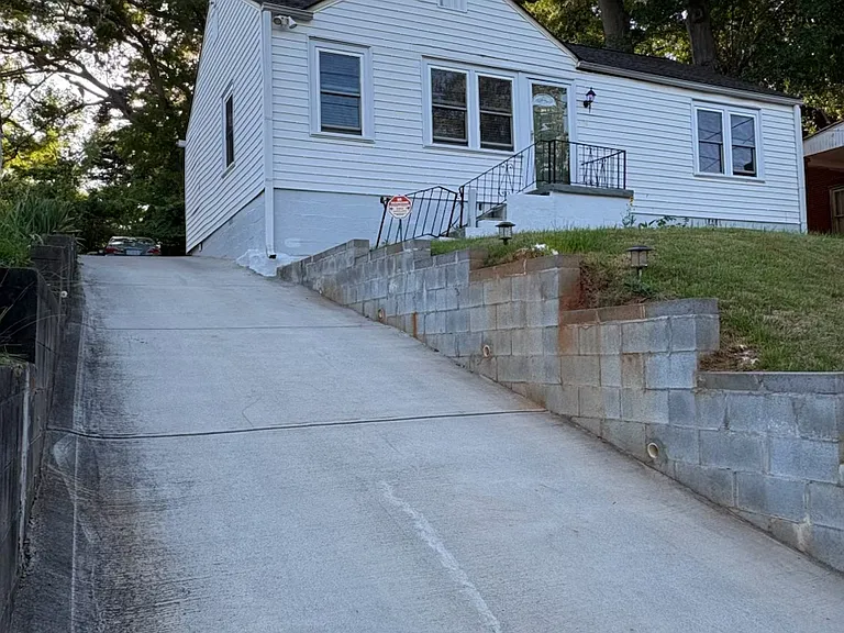 718 Florence Pl NW — Photo 2