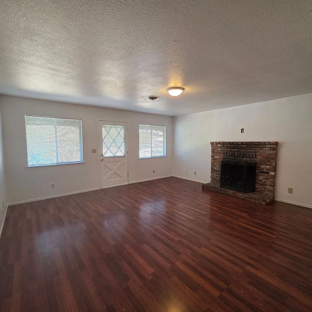 3 Bed 1.5 House With Fenced Yard — Photo 3