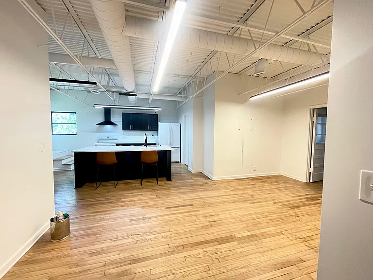 470 S Alexander St — Photo 2