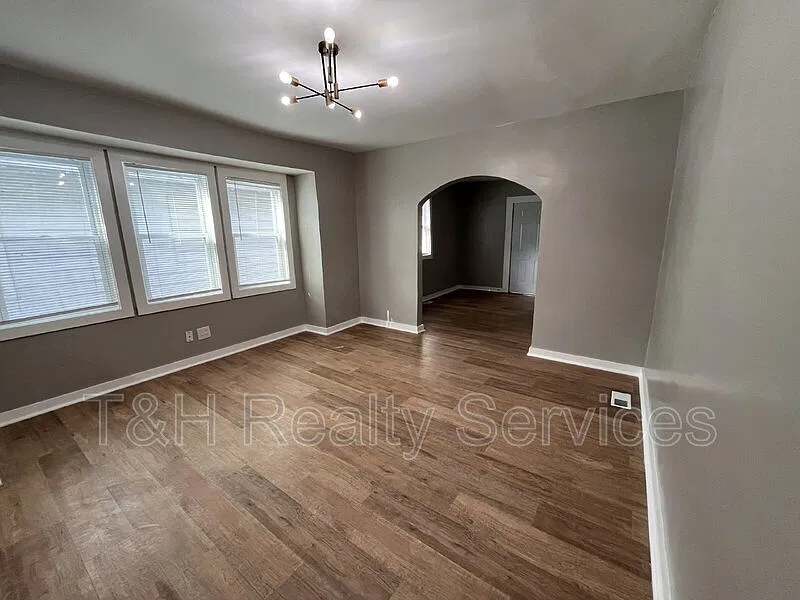 3 bed, 1.0 bath, 2182 sqft, $1,495 — Photo 4