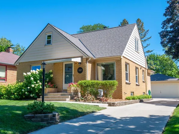 10323 West Park Ridge AVENUE, Wauwatosa, WI 53222