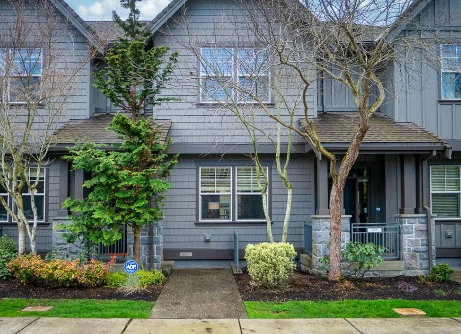 Cedar Mill - 3bd 2.5ba + Bonus Room Th ~ A/C, Ev Charging & More ~ Convenient To Nike, Intel And ... — Photo 1