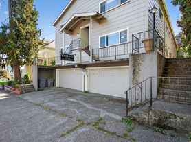 2424 NW Kearney St