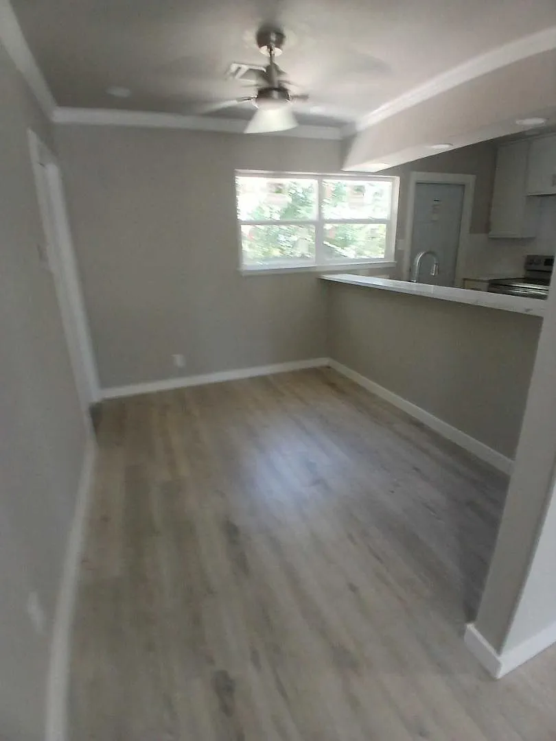 221 Park Ln — Photo 3