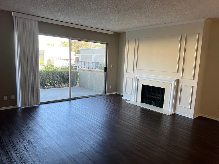 Versailles on the Lake Apartments — Photo 136