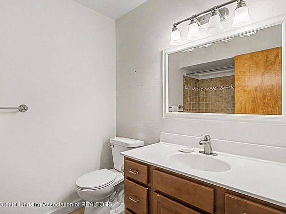 4th image of 4039 N Pine Dell Dr