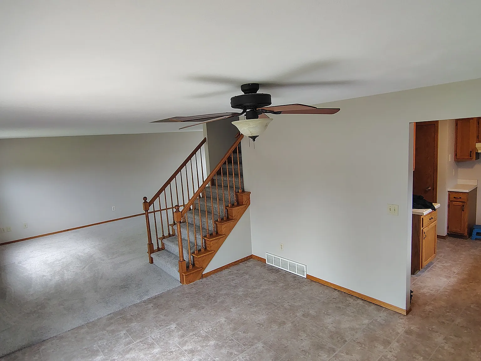 3 bed, 2.5 bath, 2400 sqft, $1,750 — Photo 4