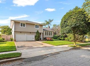 34 Acorn Ln, Plainview, NY 11803