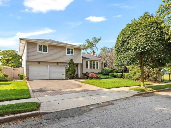 34 Acorn Lane, Plainview, NY 11803