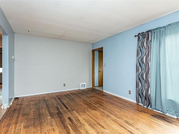 4th image of 2719 Silverdale Ave