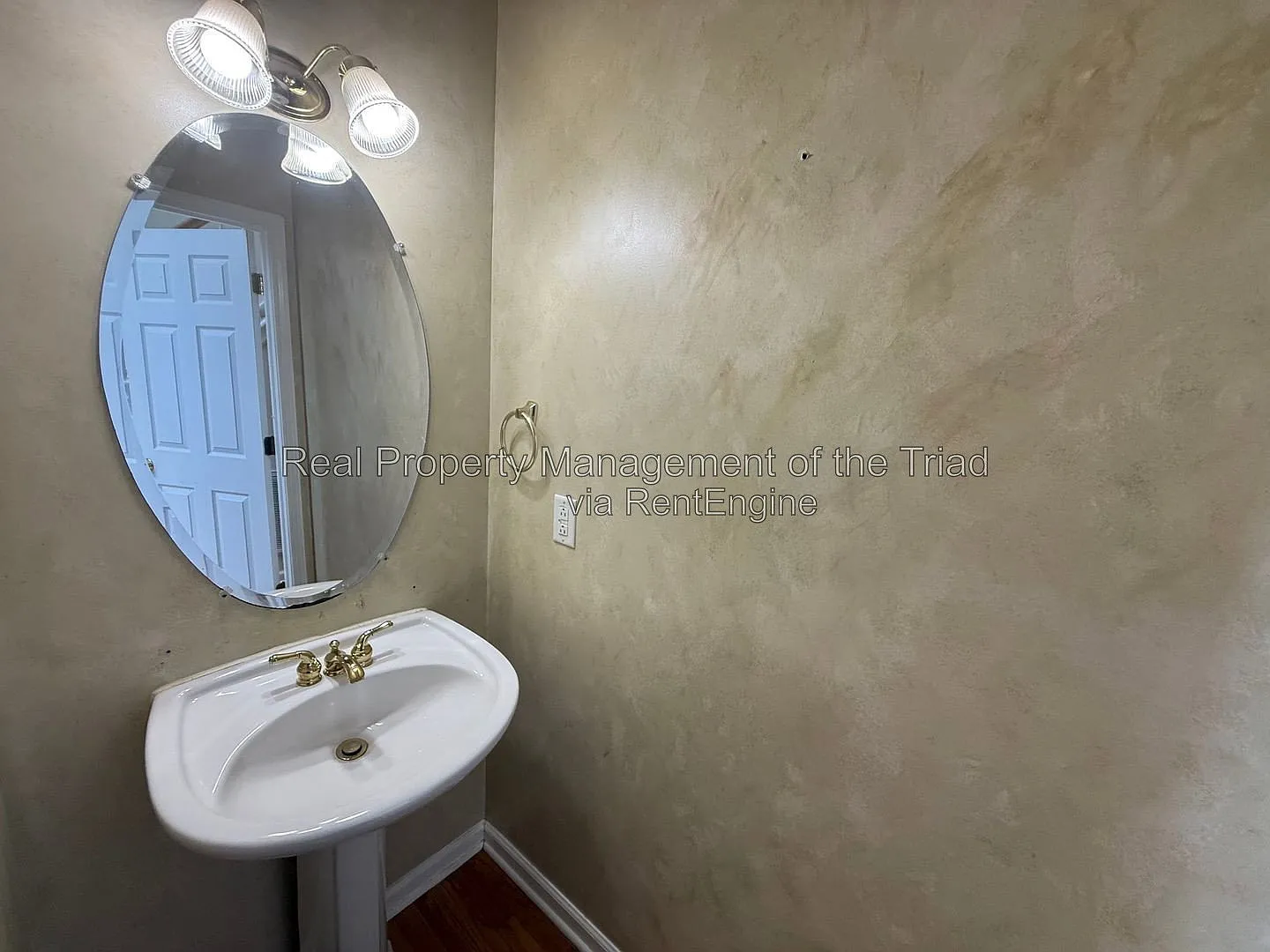 3 bed, 2.5 bath, 2349 sqft, $2,095 — Photo 4