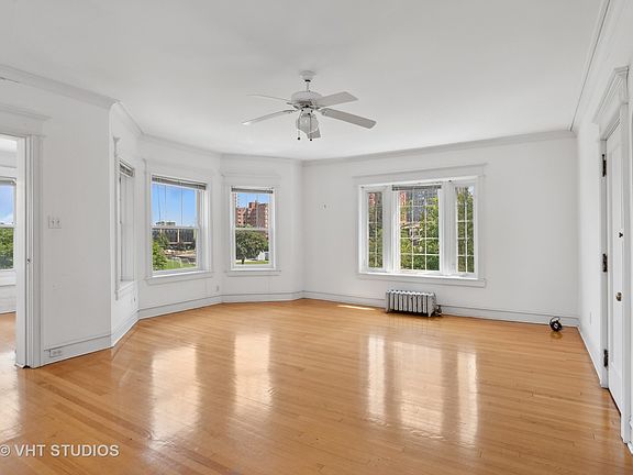 3rd image of 4138 N Clarendon Ave