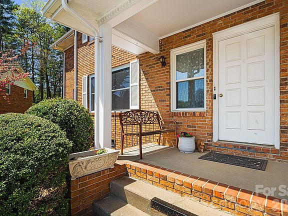 5th image of 28 Capri Ln