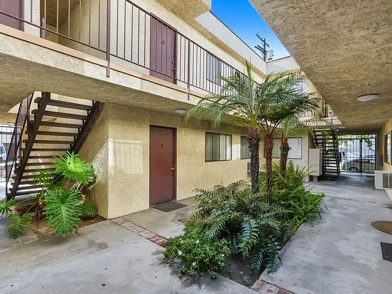 12603 Oxnard St — Photo 16