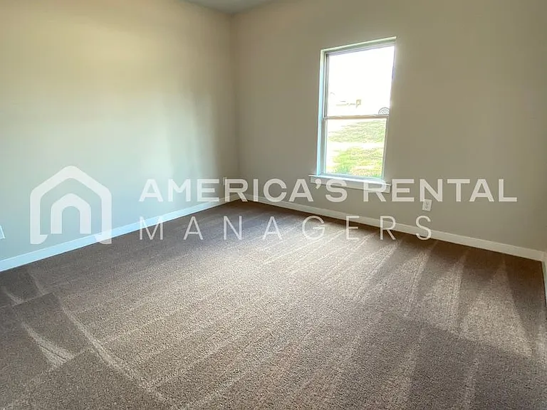 489 Andrew Dr — Photo 7