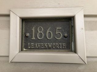 617 N 7th St, Leavenworth, KS 66048