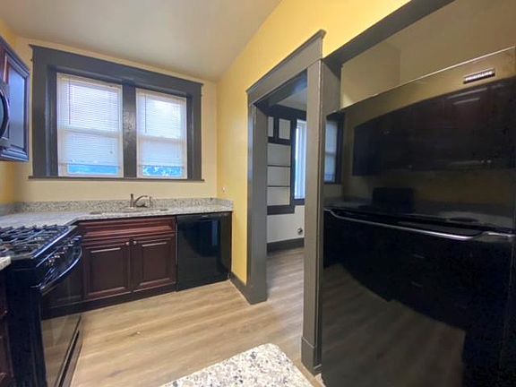 3rd image of 617 1/2 W 35th St APT B
