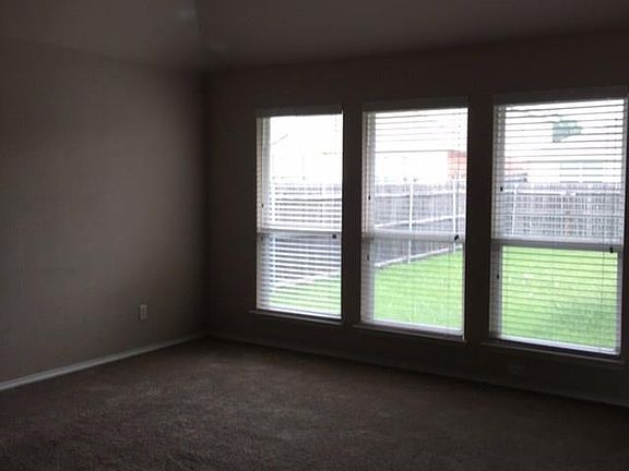 3rd image of 504 Crescent Creek Ln