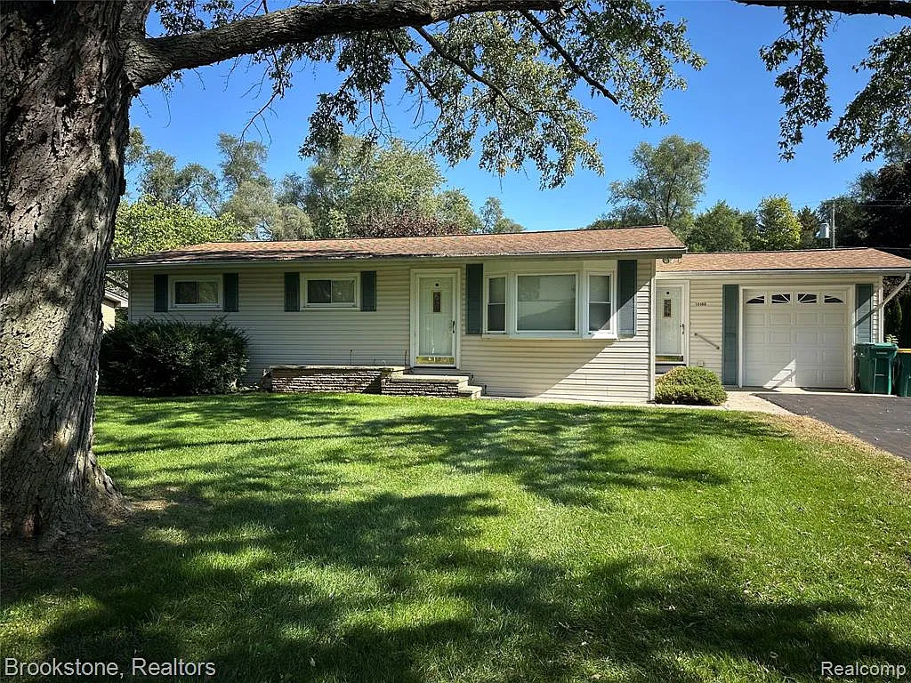 3 bed, 2.0 bath, 2100 sqft, $2,300 — Photo 1