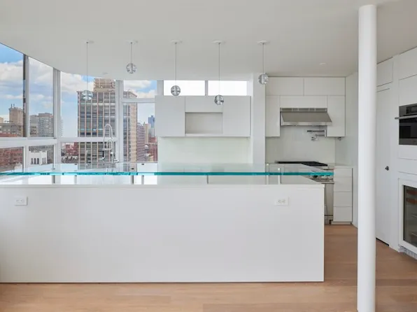 110 East 71st Street image 5 of 14