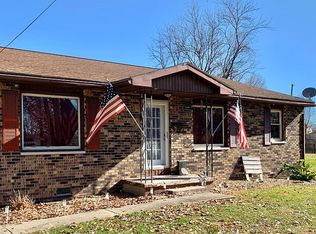 409 S Main St, Flora, IL 62839