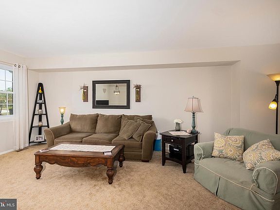 4th image of 14 Golden Hill Ct