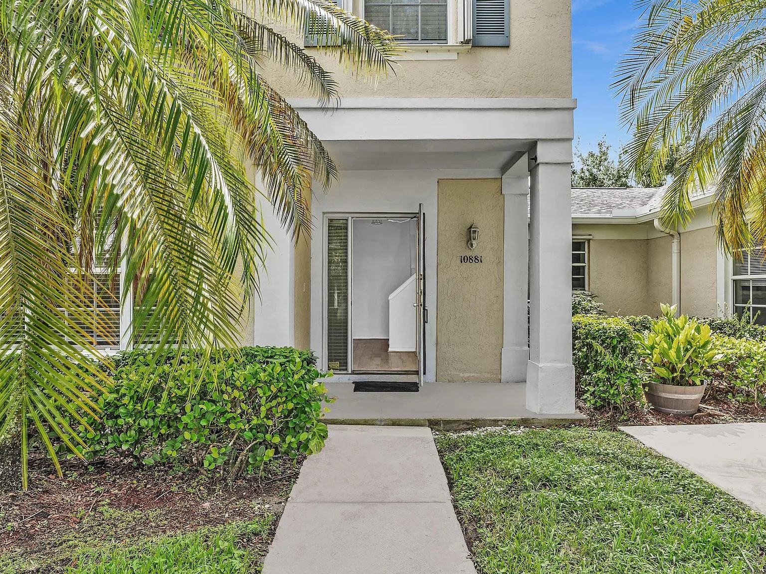 3 bed, 2.5 bath, 1627 sqft, $2,990 — Photo 2