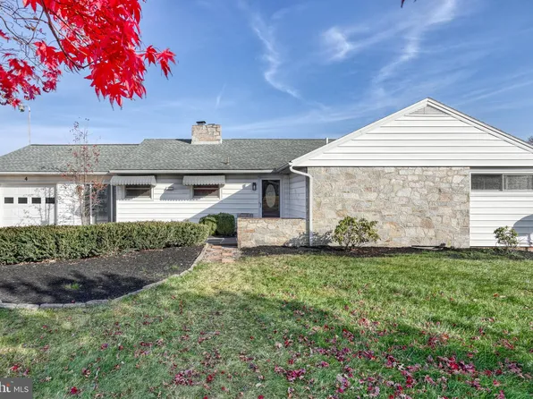 4 Vista Dr, New Cumberland, PA 17070