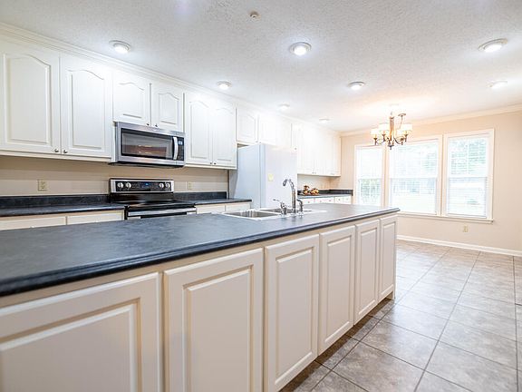 4th image of 136 Horseshoe Rd