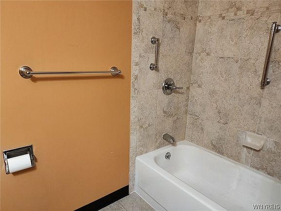 4th image of 415 Columbia Ave