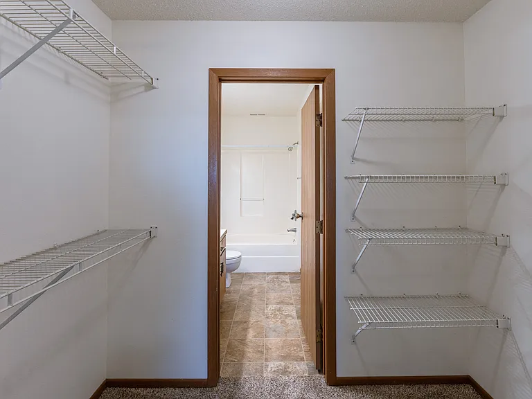 Fargo, ND Auburn II Apartments | Closet